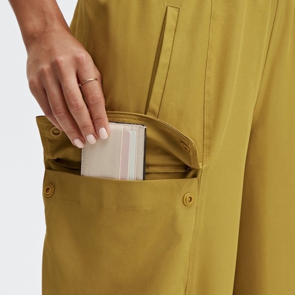 Fabletics Cargo Pant Size XL - New with Tags - Picture 3 of 6